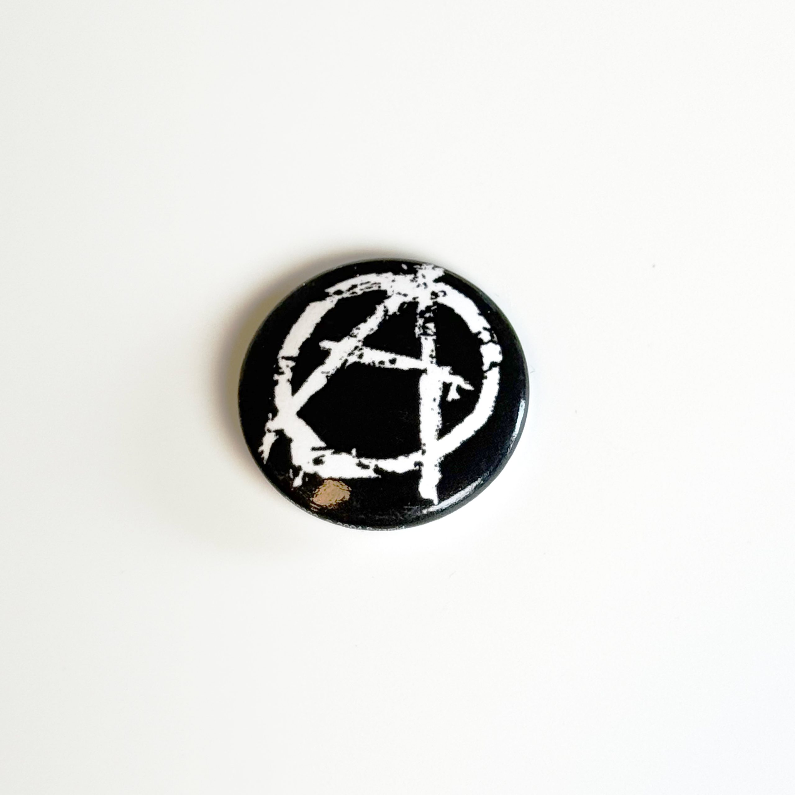 FullSizeRender-(22) PIN BADGE (ANARCHY) - Afbeelding 1