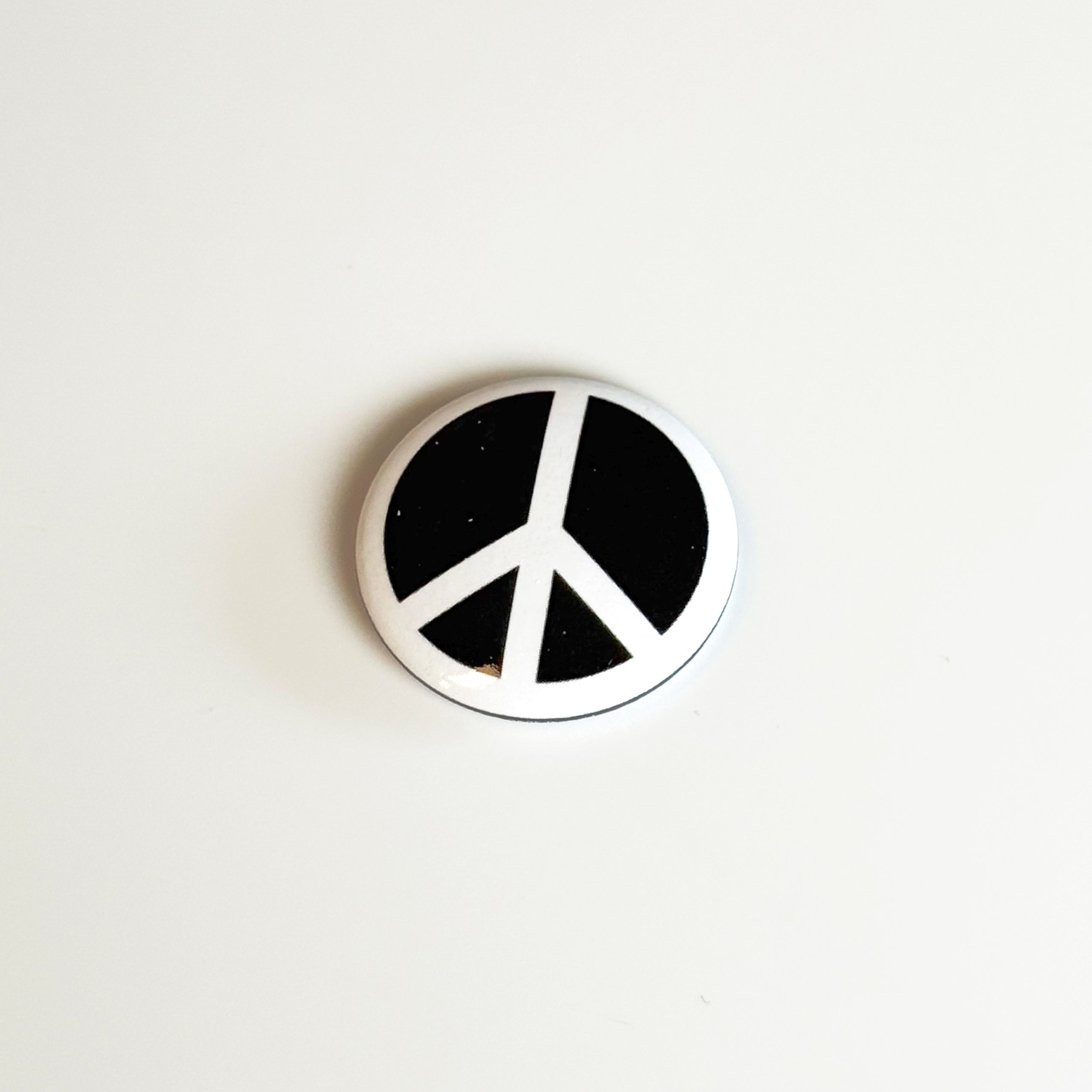 FullSizeRender-(24) PIN BADGE (PEACE SIGN) - Afbeelding 1