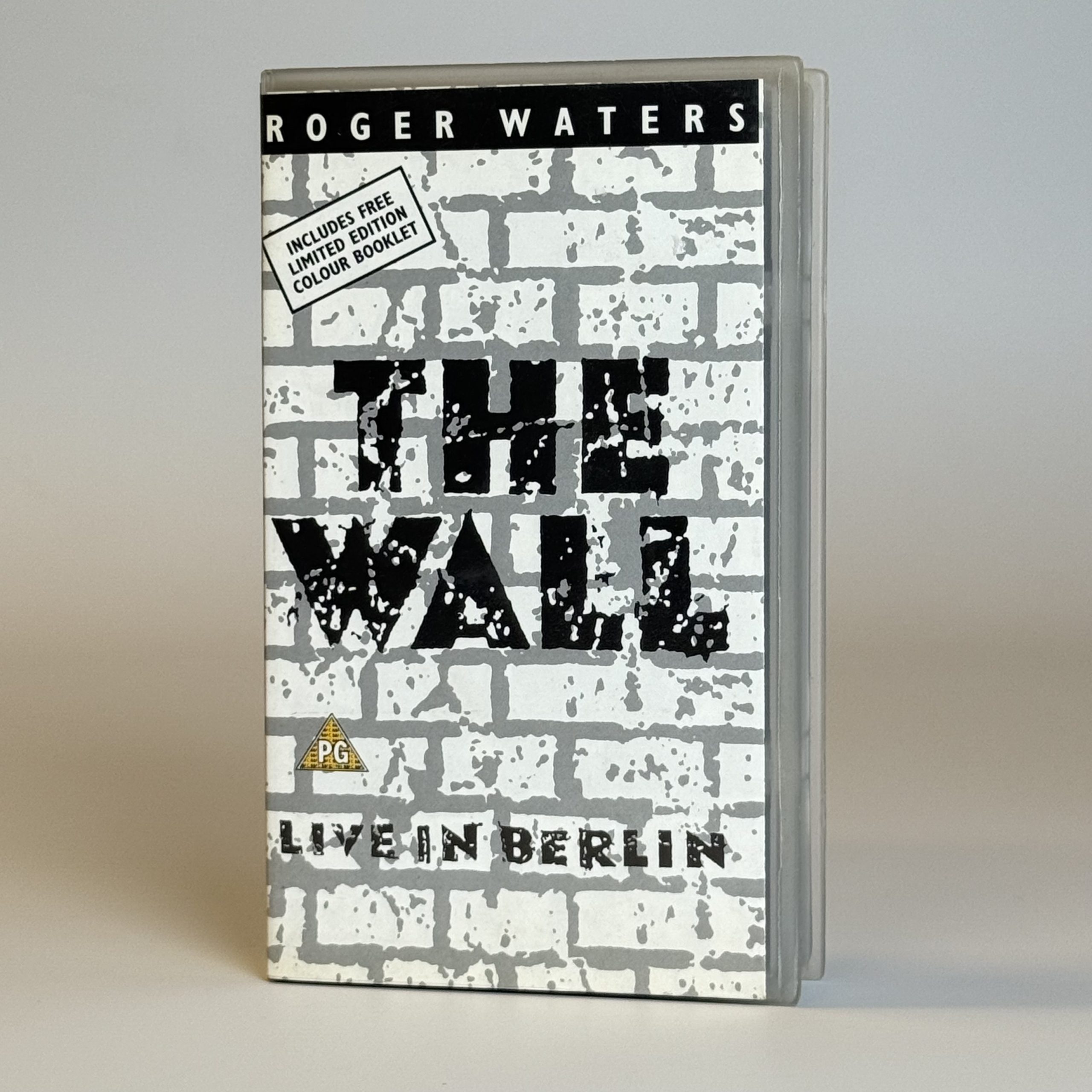 FullSizeRender (8) ROGER WATERS – THE WALL: LIVE IN BERLIN (VHS) - Afbeelding 1