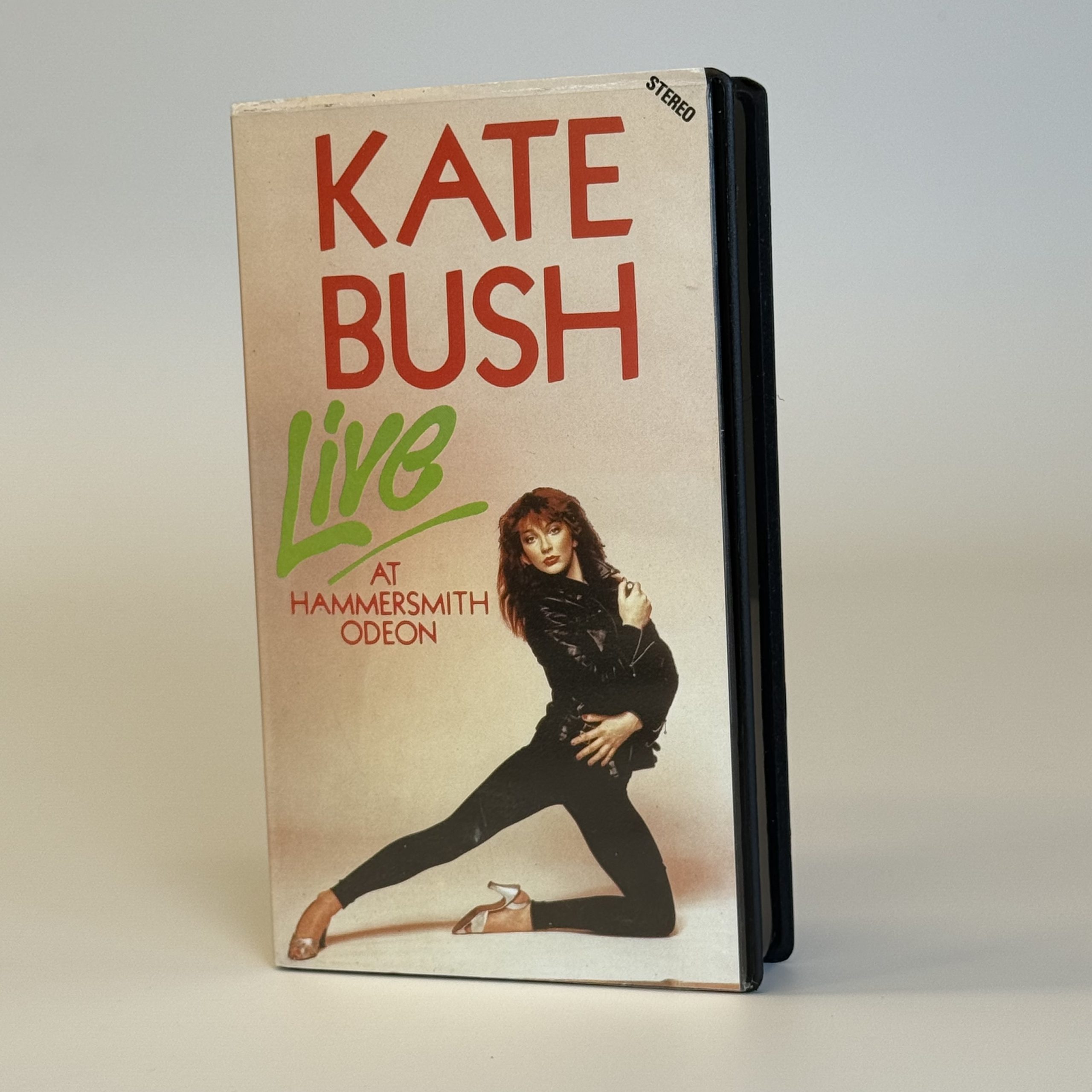 IMG_1184 KATE BUSH – LIVE AT HAMMERSMITH ODEON (VHS) - Afbeelding 1